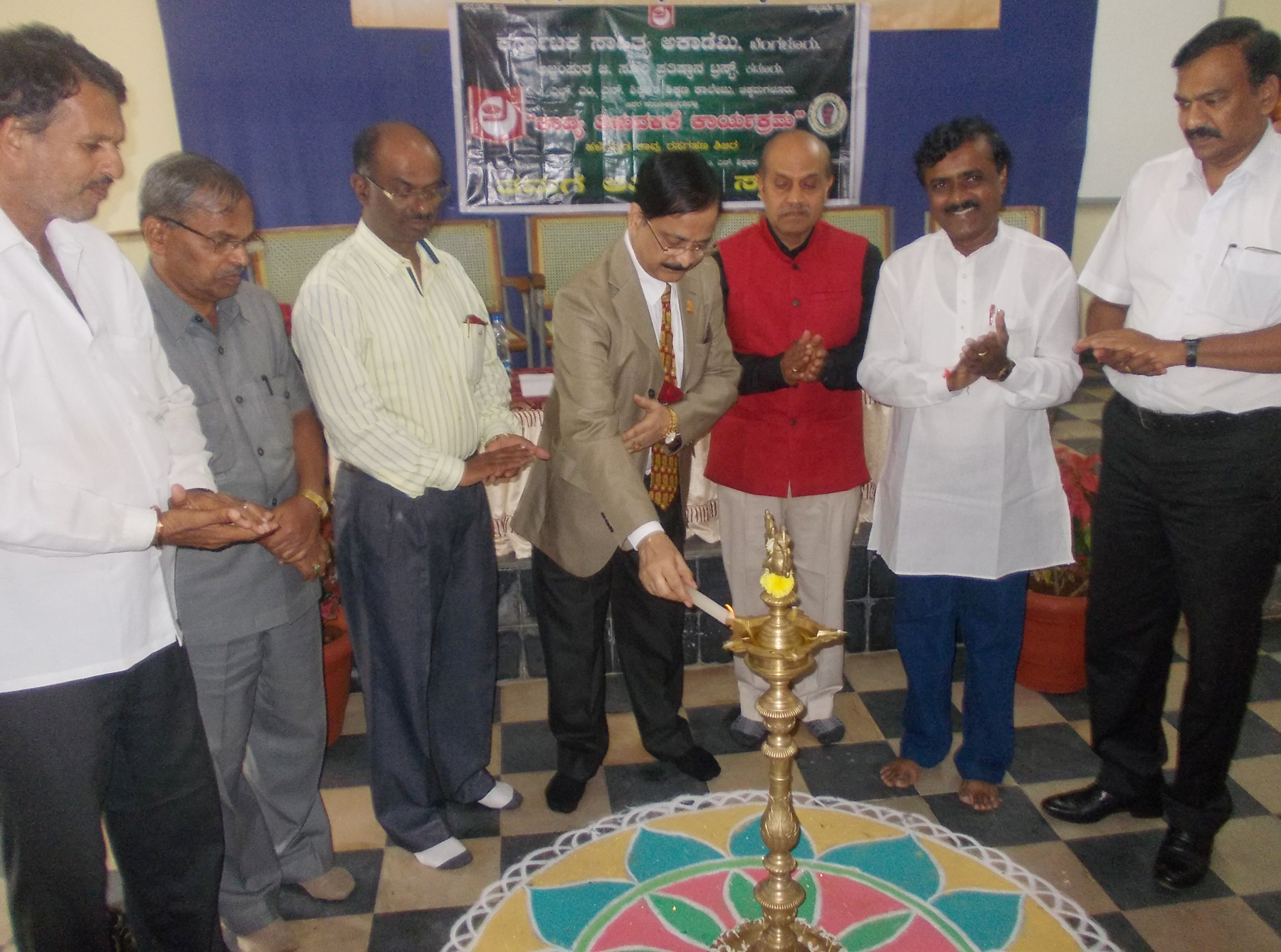 ಹಳೆಗನ್ನಡದ ಅಧ್ಯಯನ ಅತ್ಯಗತ್ಯ: ಪ್ರೊ. ಓಂಕಾರಪ್ಪ ಹಳೆಗನ್ನಡದ ಅಧ್ಯಯನ ಅತ್ಯಗತ್ಯ: ಪ್ರೊ. ಓಂಕಾರಪ್ಪ